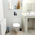 Full 2bdr Garden House Near To Downtown Metro Free Parking 4*