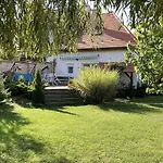 Full 2bdr Garden House Near To Downtown Metro Free Parking 4*