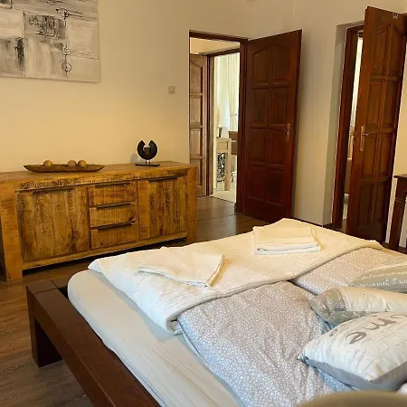 Full 2bdr Garden House Near To Downtown Metro Free Parking Affittacamere Budapest