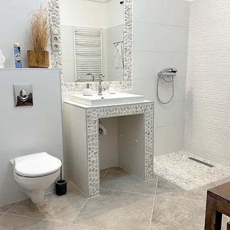Full 2bdr Garden House Near To Downtown Metro Free Parking * בודפשט