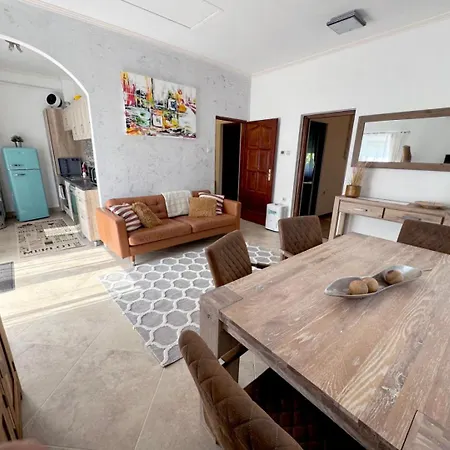 Full 2bdr Garden House Near To Downtown Metro Free Parking בודפשט