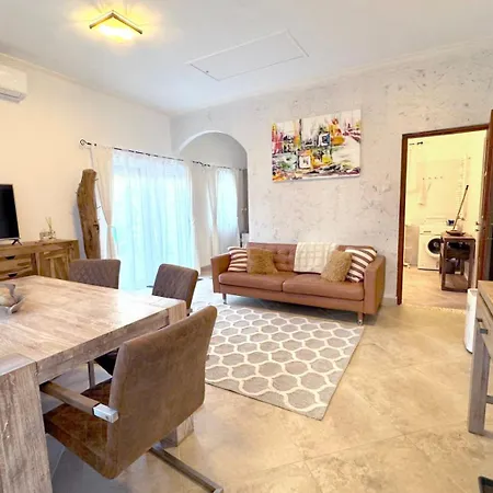 Full 2bdr Garden House Near To Downtown Metro Free Parking בית הארחה בודפשט