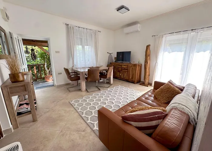 Full 2bdr Garden House Near To Downtown Metro Free Parking