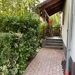 Full 2bdr Garden House Near To Downtown Metro Free Parking Maison d'hôtes